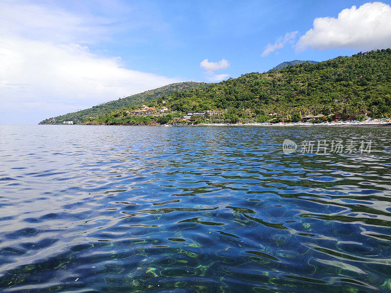 巴厘岛阿米德利帕海滩的绿松石般的海水