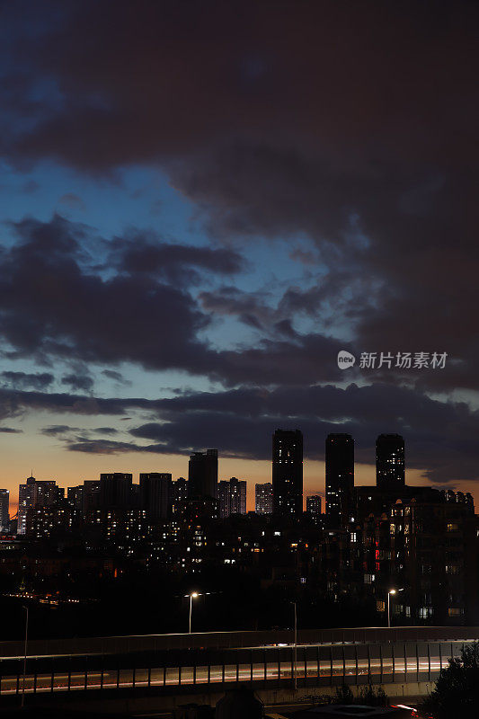 夕阳映衬下中国二线城市的天际线