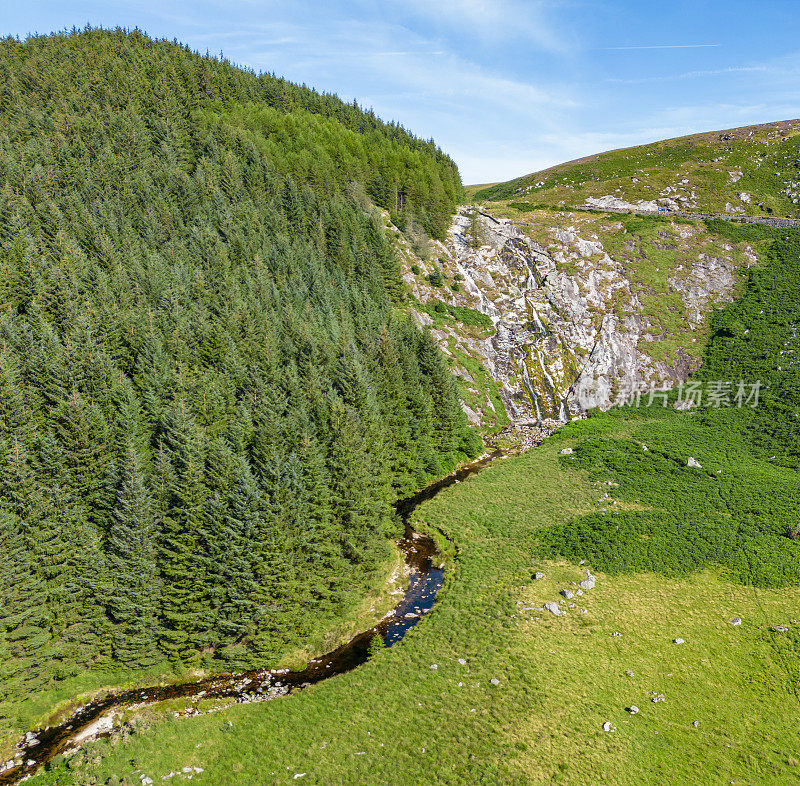 从爱尔兰威克洛山脉的格伦麦克纳斯瀑布流出