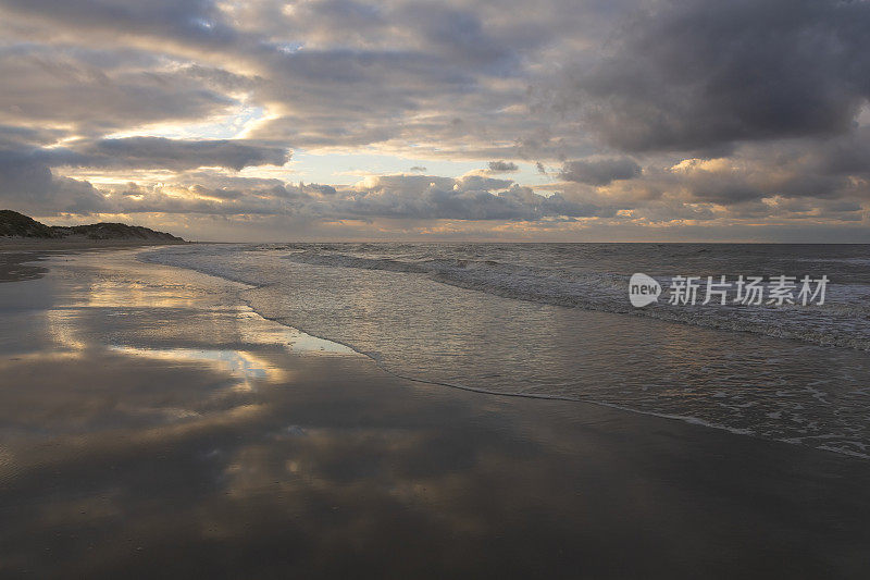 退潮时，特谢林海滩上美丽的日落