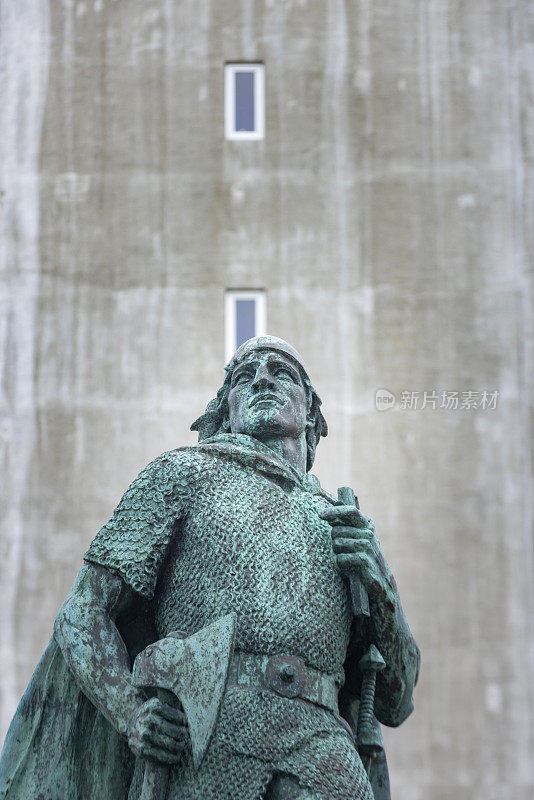 雷克雅未克Hallgrimskirkja教堂前的雷夫·埃里克森雕像。这座雕像是为了纪念探险家雷夫·埃里克森发现美洲