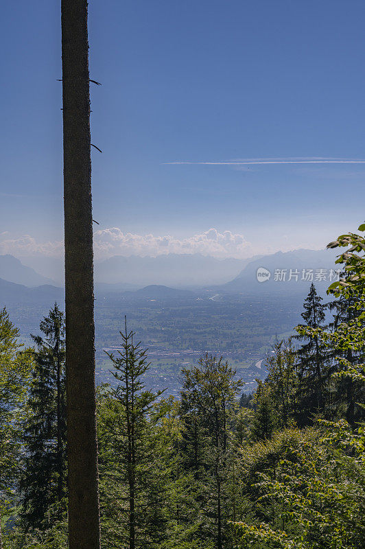 夏季奥地利Vorarlberg阿尔卑斯山的山地景观