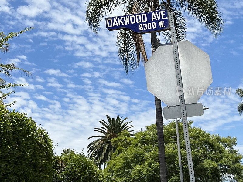 美国加利福尼亚州，洛杉矶街道标牌“奥克伍德大道”