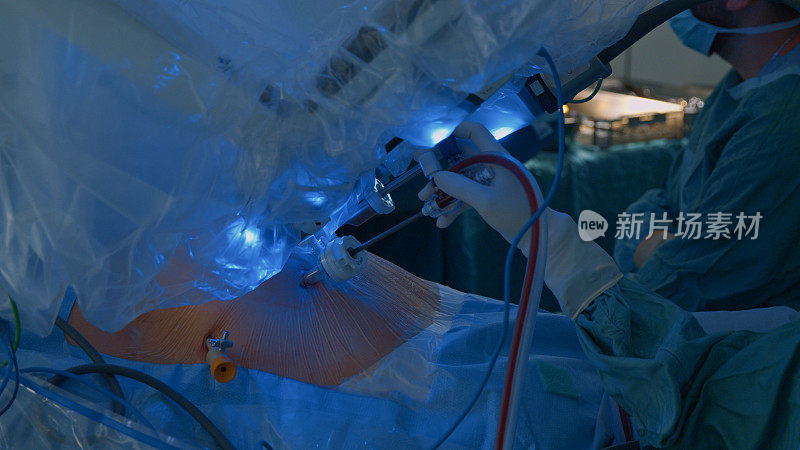 在腹腔镜手术中使用医疗机器人从腹腔抽取血液