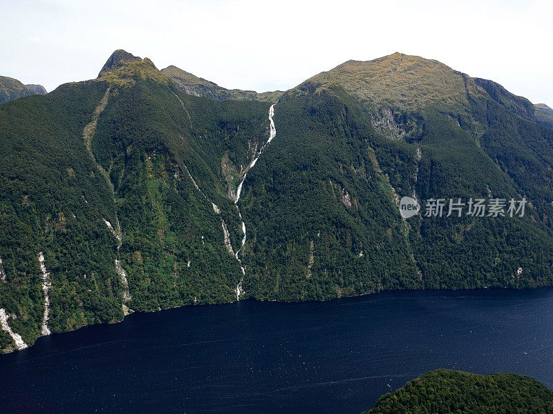 直升机俯瞰可疑湾，峡湾国家公园，新西兰