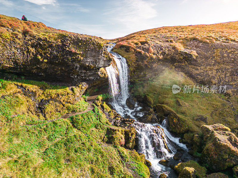 日落时分的冰岛瀑布，令人惊叹
