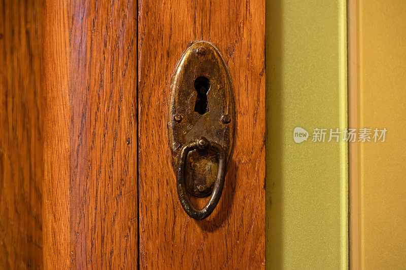 旧木柜或梳妆台的钥匙孔和门把手