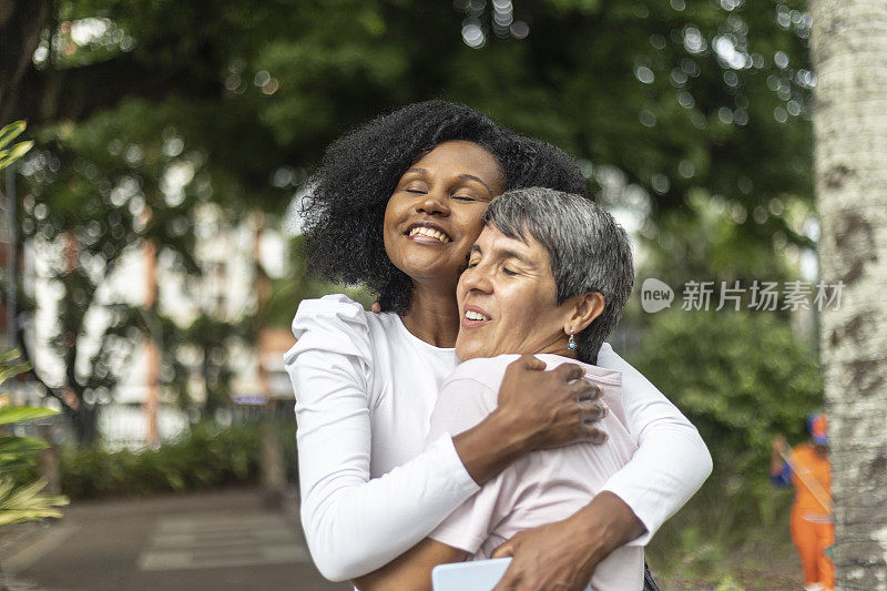 女性朋友在城市公园见面