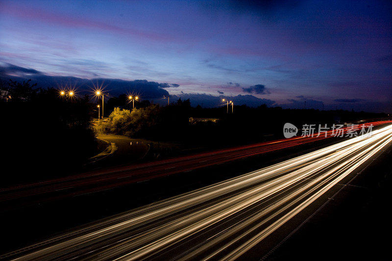 夜晚M6高速公路上快速行驶的车辆