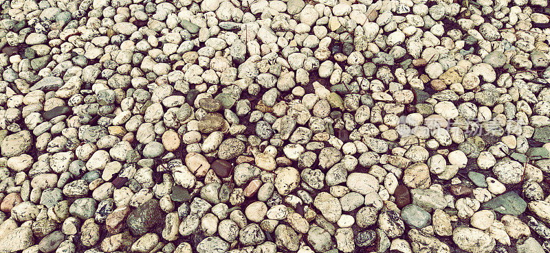 铺路石:由类似大理石的圆形轻石制成的铺路石波斯尼亚和黑塞哥维那萨拉热窝老城的铺好的广场。雨后又湿又亮的漂亮石头。自然光下的特写