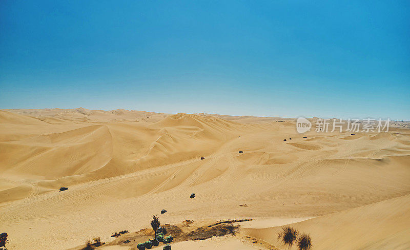 瓦卡奇纳绿洲是沙漠中部的天然绿洲，位于秘鲁伊卡市。