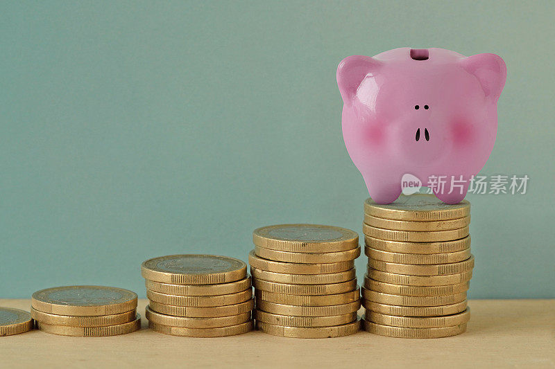 小猪存钱罐-节约和省钱的概念