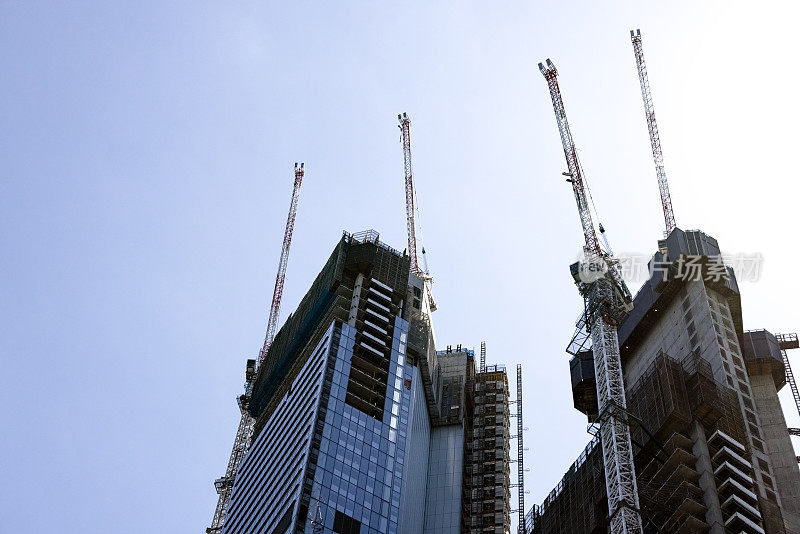 在城市建设摩天大楼，背景与复制空间