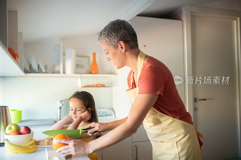 小女孩和妈妈在厨房里开心地做饭