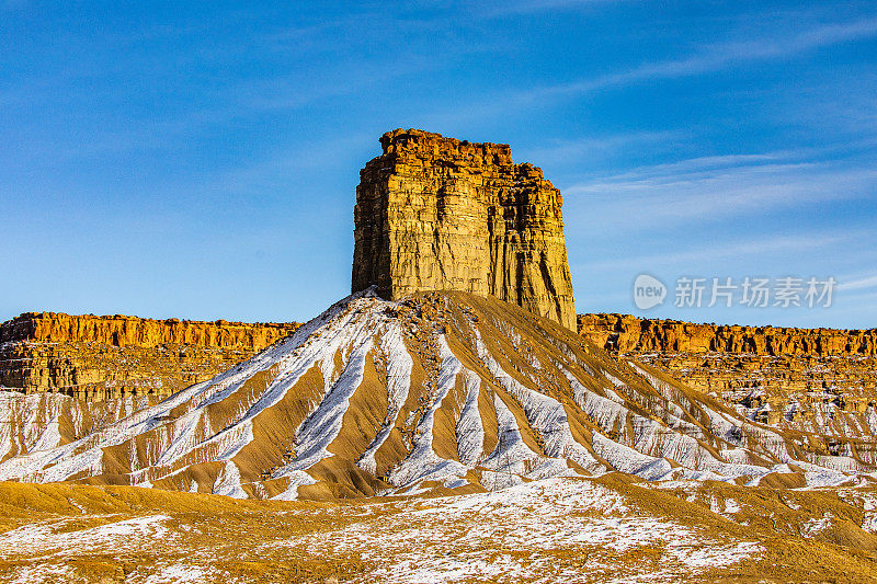 美国中西部被雪覆盖的独特岩层