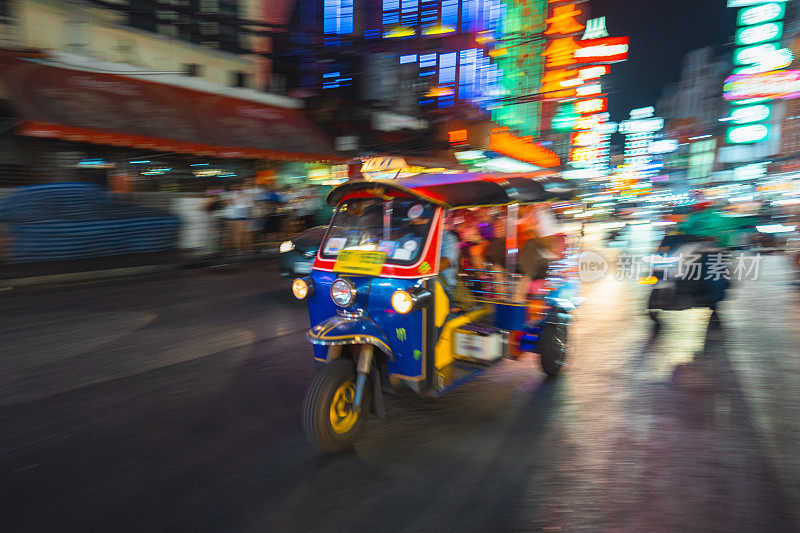曼谷唐人街夜间的交通状况