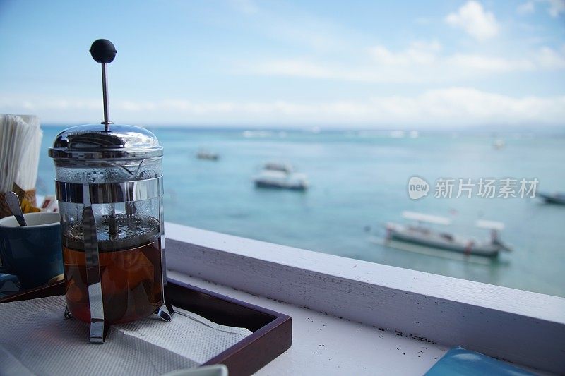 在海边喝茶