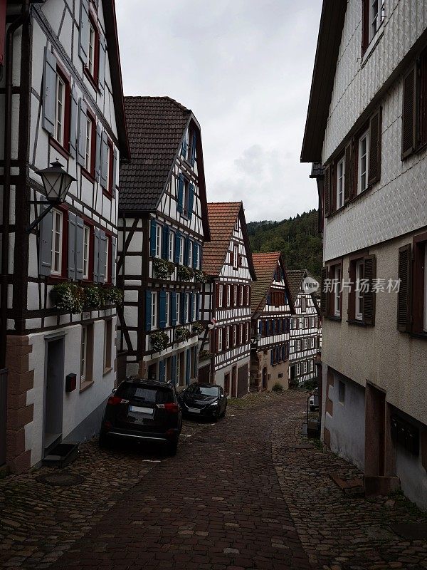 德国Schiltach黑森林的鹅卵石街道上的古老历史典型的传统半木结构房屋建筑