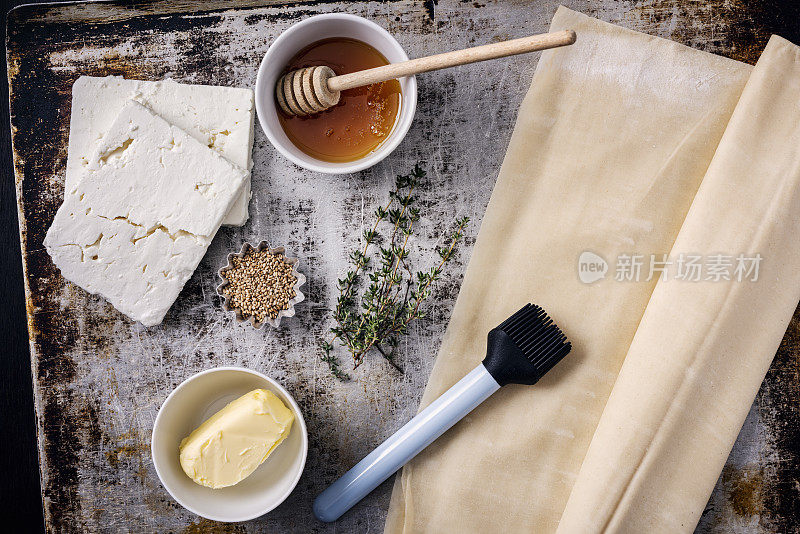 菲达芝士包在菲罗酥皮的平铺视图。