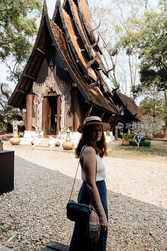 一名女子正在参观佛寺