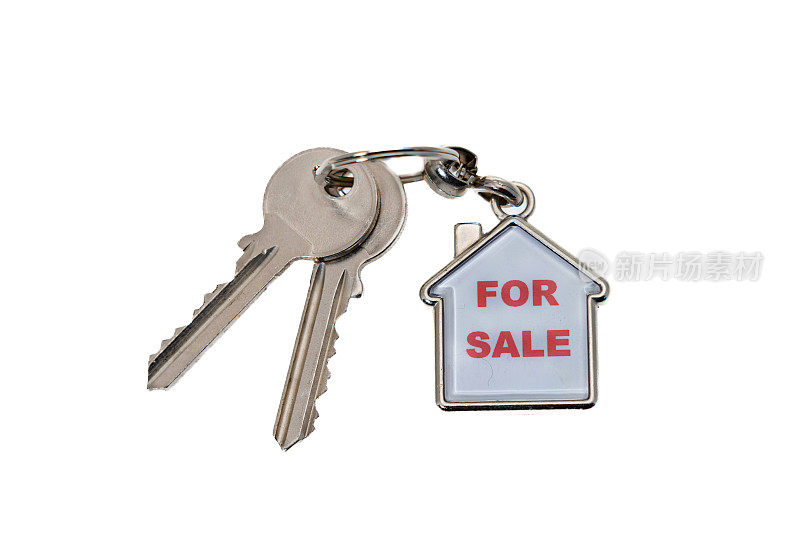 房子钥匙和一个出售的钥匙链-白色背景