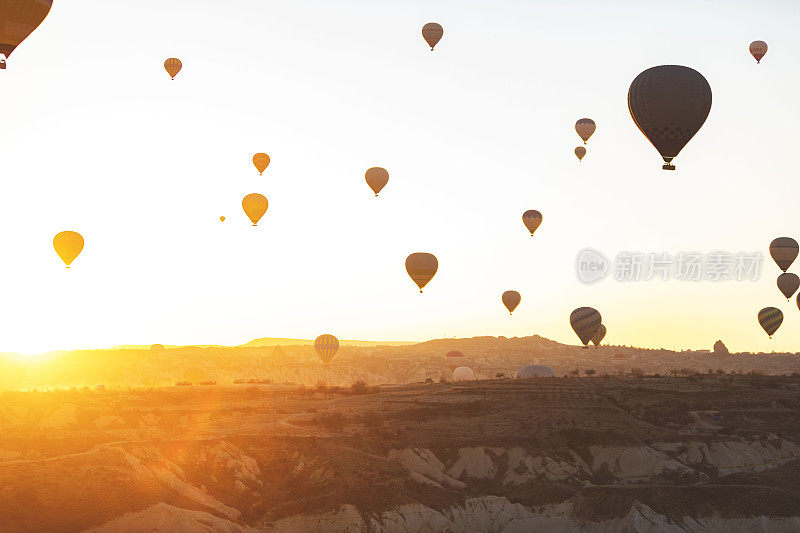 日出时在卡帕多西亚放飞的热气球