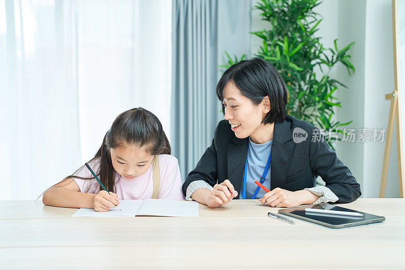 一个正在学习的女孩和一个要赡养的穿西装的女人