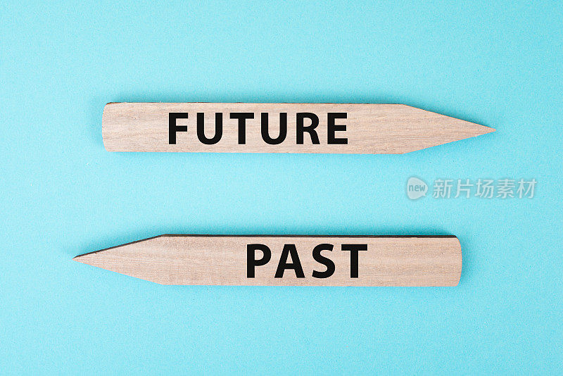 箭头表示不同的方向，过去和未来，进步和发展，选择新的道路，重新开始的机会，做出决定