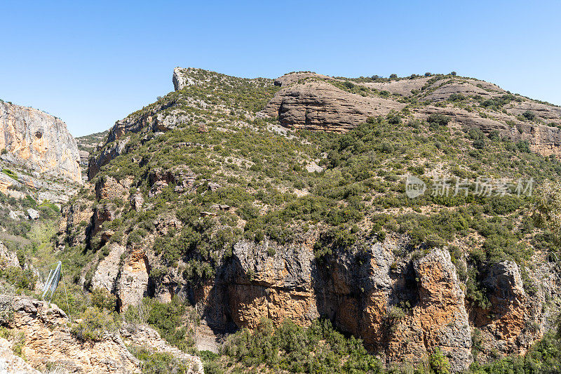 悬挂的走道被钉在岩石上，在阿尔克扎尔的维罗河峡谷内运行。