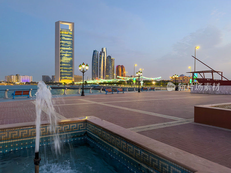 阿布扎比市中心的天际线，城市景观海滨景观在蓝色小时阿拉伯联合酋长国