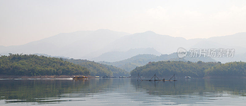 雄伟的山景映照在达顿湖平静的水面上，达顿湖位于德农省