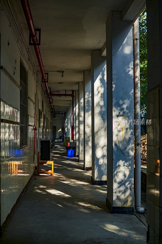 中国学校的老教学楼走廊
