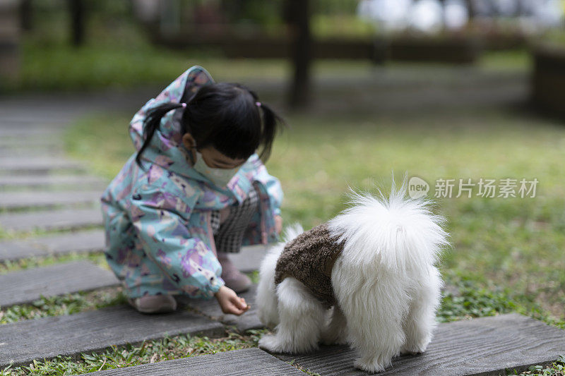 可爱的亚洲小女孩，儿童肖像照片，在公园里快乐地玩耍