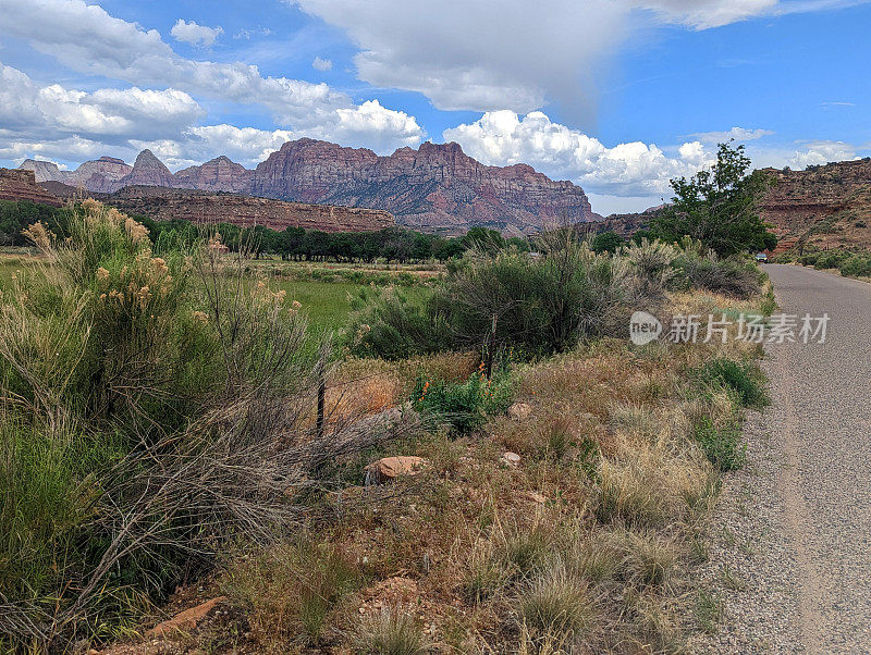 从犹他州罗克维尔的格拉夫顿路看锡安国家公园的山