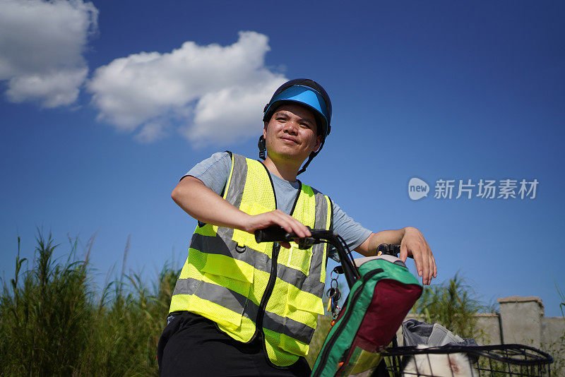 环卫工人骑自行车