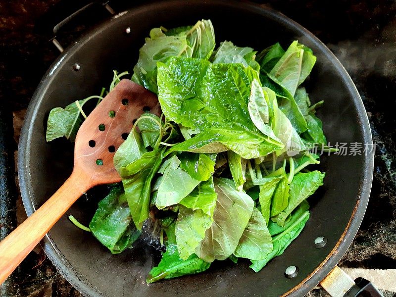 烹调炒羽衣甘蓝——蔬菜食品的准备。