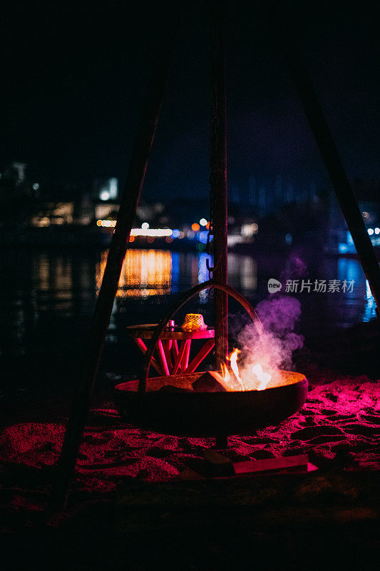 户外壁炉燃烧在夜间海滩派对