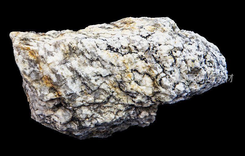 火成岩的放大特写，裂缝中有金属矿物。