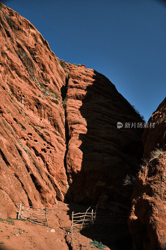 独特的红色岩石峡谷在Jeti-Oguz，南天山，伊塞克-库尔地区，吉尔吉斯斯坦