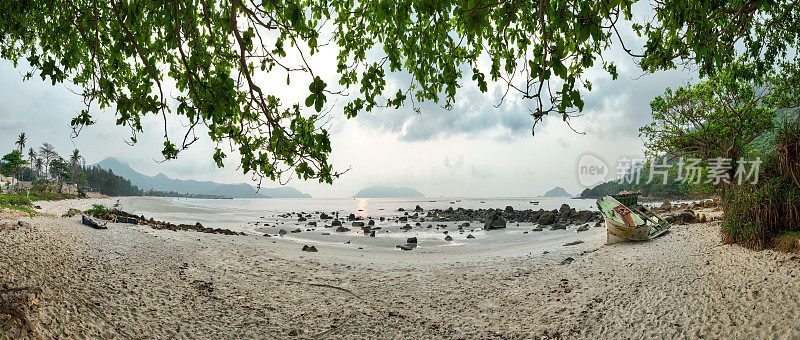 峇里翁头省康山岛康岛未受污染的沉船海滩全景