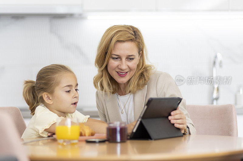 女孩和妈妈一起玩平板电脑