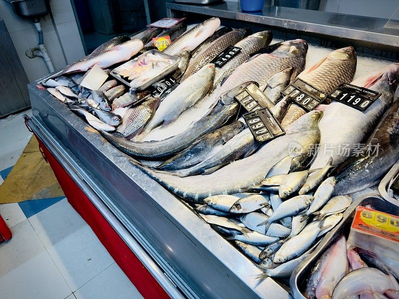 孟加拉有机河鱼在超市出售