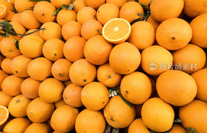 当地农产品市场展出的橙子。完整的框架