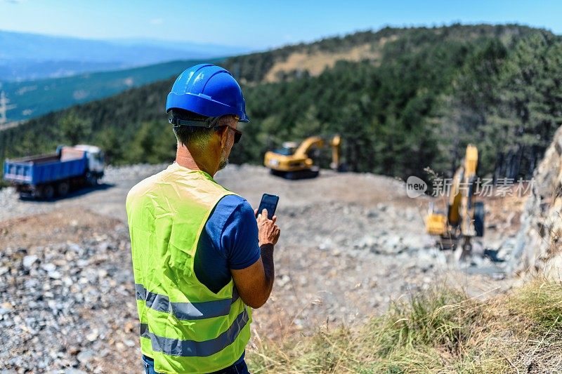 建筑工地的工程师用重型机械控制工作