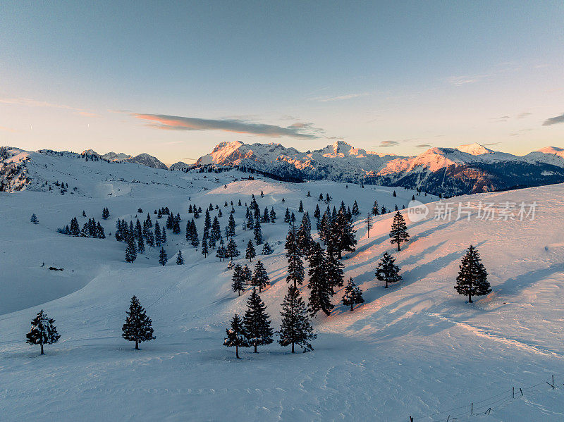 在斯洛文尼亚，日出时可以看到令人惊叹的雪景