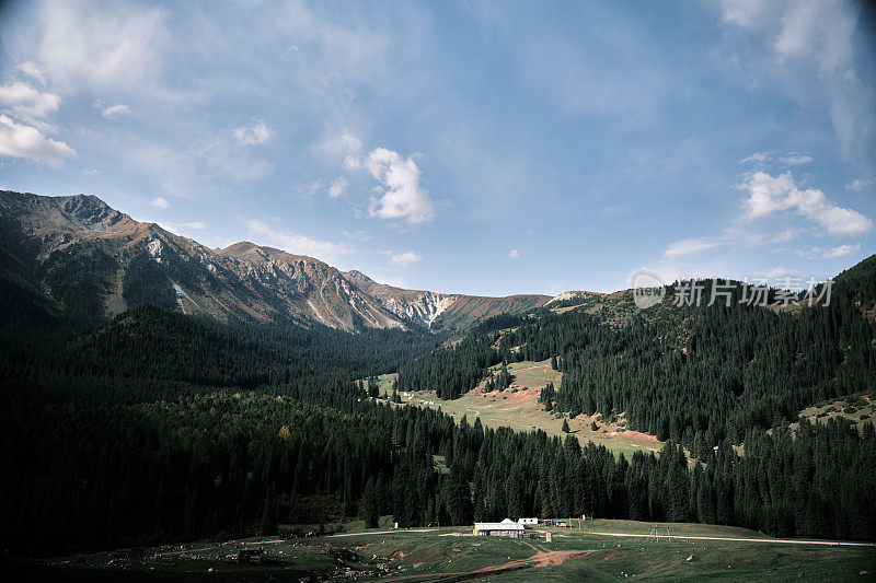 从Jeti-Oguz峡谷俯瞰山峰