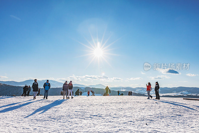 在一个阳光明媚的冬日，人们在兹拉蒂博尔山上的雪地上