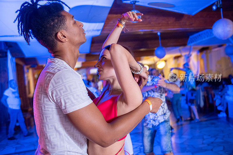 情侣跳性感的巴恰塔舞。