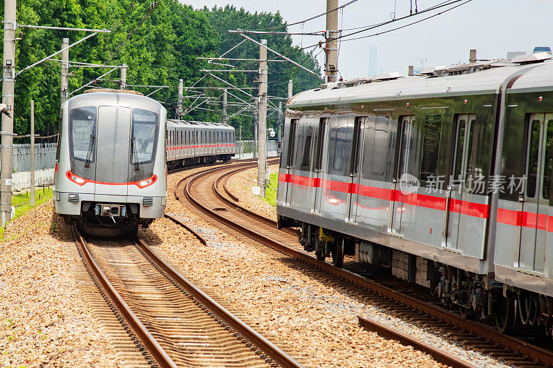 城市轻轨列车正在行驶