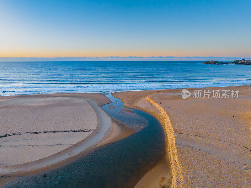 大海和泻湖上的日出